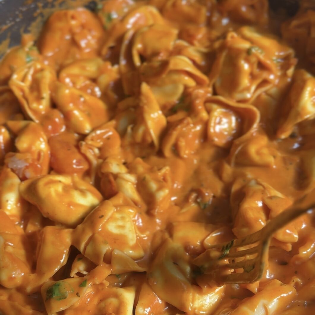 Tortellini i cremet tomatsauce